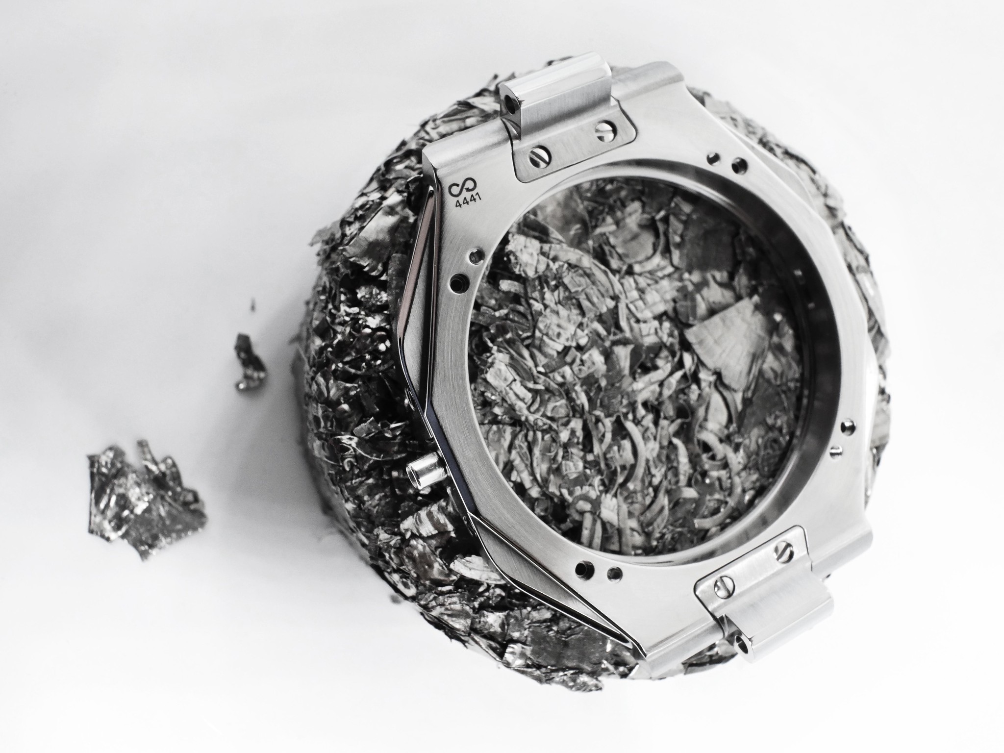Panatere produit de l’acier inoxydable à partir de copeaux et déchets d’acier, fondus via un four solaire.