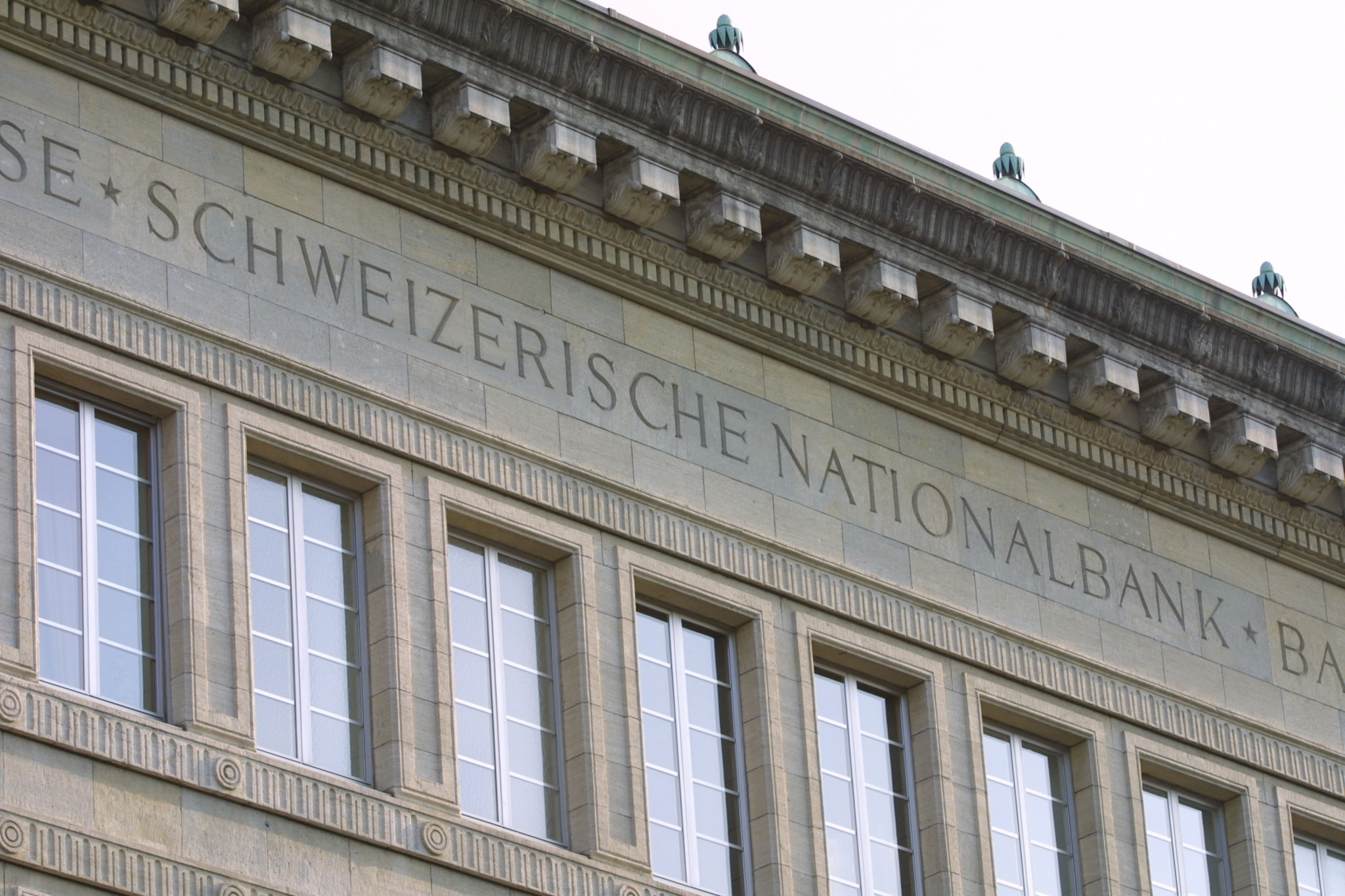 Façade en pierre de la Banque nationale suisse (Schweizerische Nationalbank) à Zurich, avec inscription gravée sur le bâtiment.