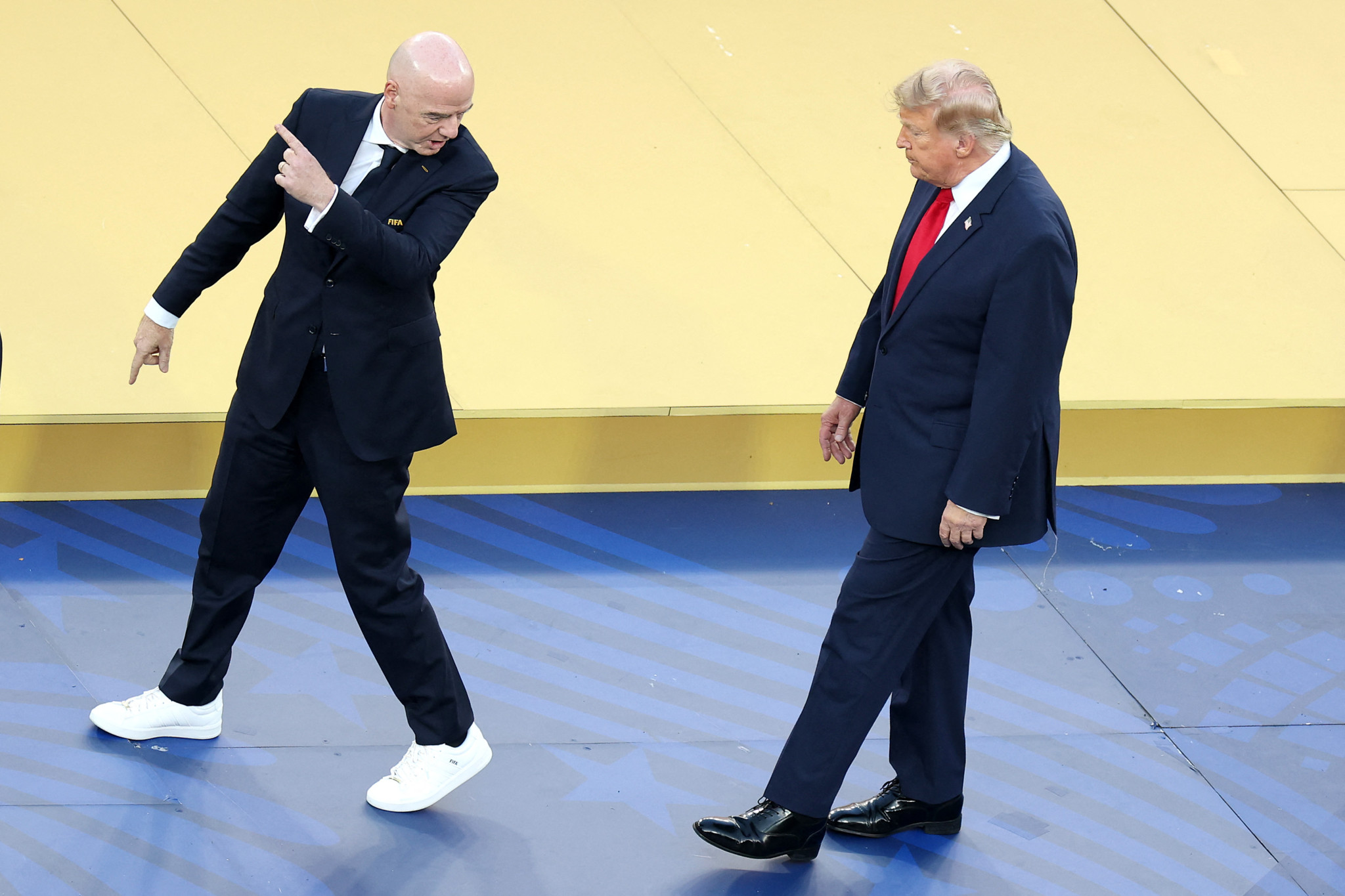 Gianni Infantino, président de la FIFA, et Donald Trump se préparent pour la cérémonie de remise des trophées de la finale de la Coupe du Monde 2026 au stade de New York New Jersey.