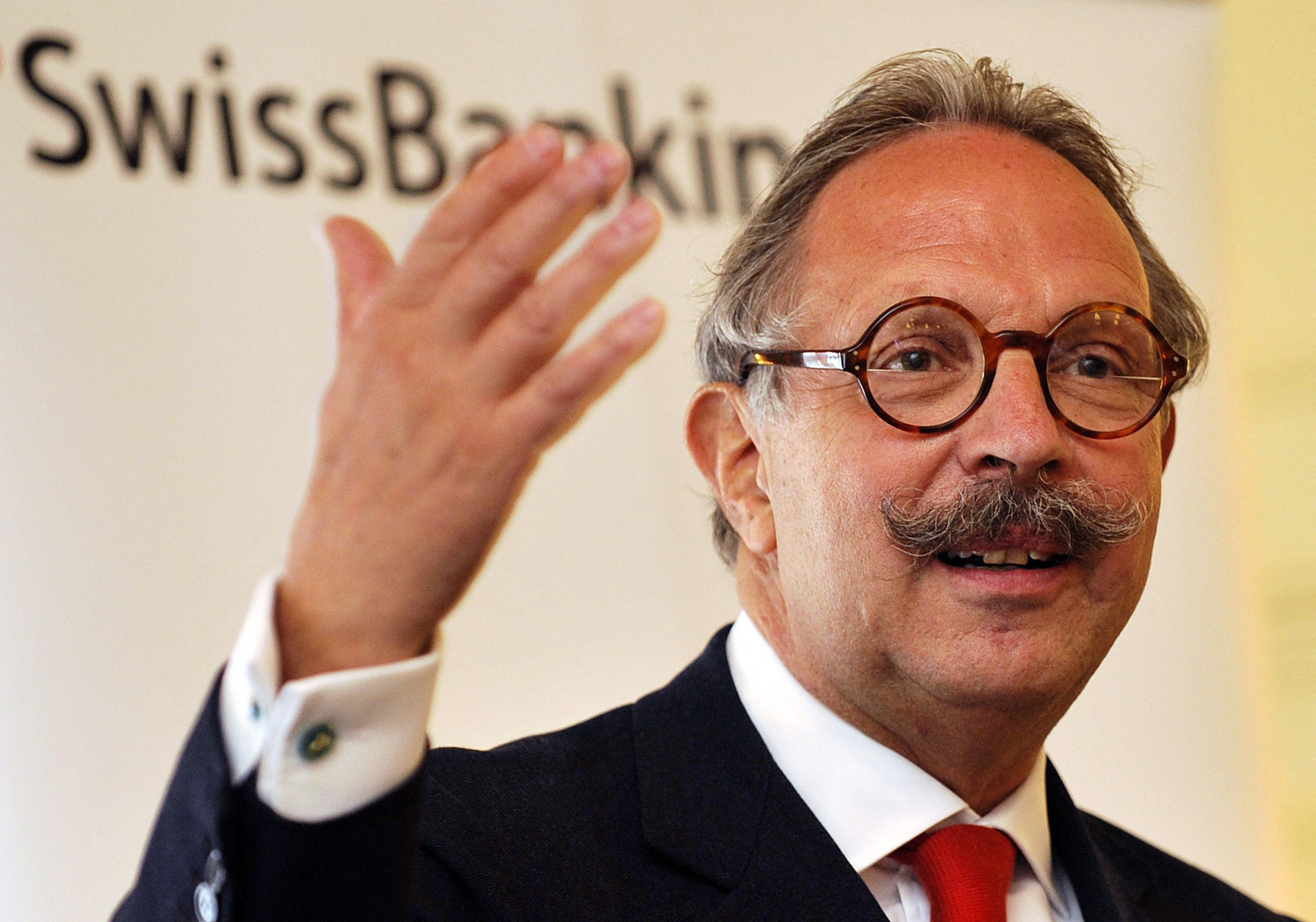 Pierre Mirabaud, président de l’Association suisse des banquiers, prend la parole lors d’une conférence de presse à Genève, devant un panneau ’SwissBanking’.