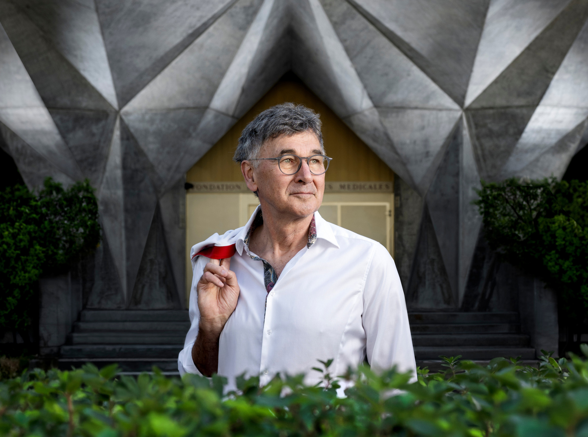 Karl-Heinz Krause, président de La Tulipe – Fondation pour Recherches Médicales, devant le bâtiment de la fondation à Genève.