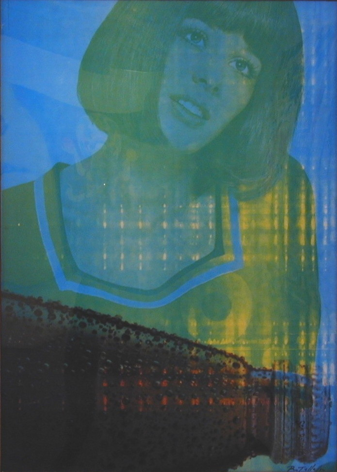 Œuvre d’art aux tons bleus et verts représentant le portrait d’une jeune femme aux cheveux courts, style pop art psychédélique