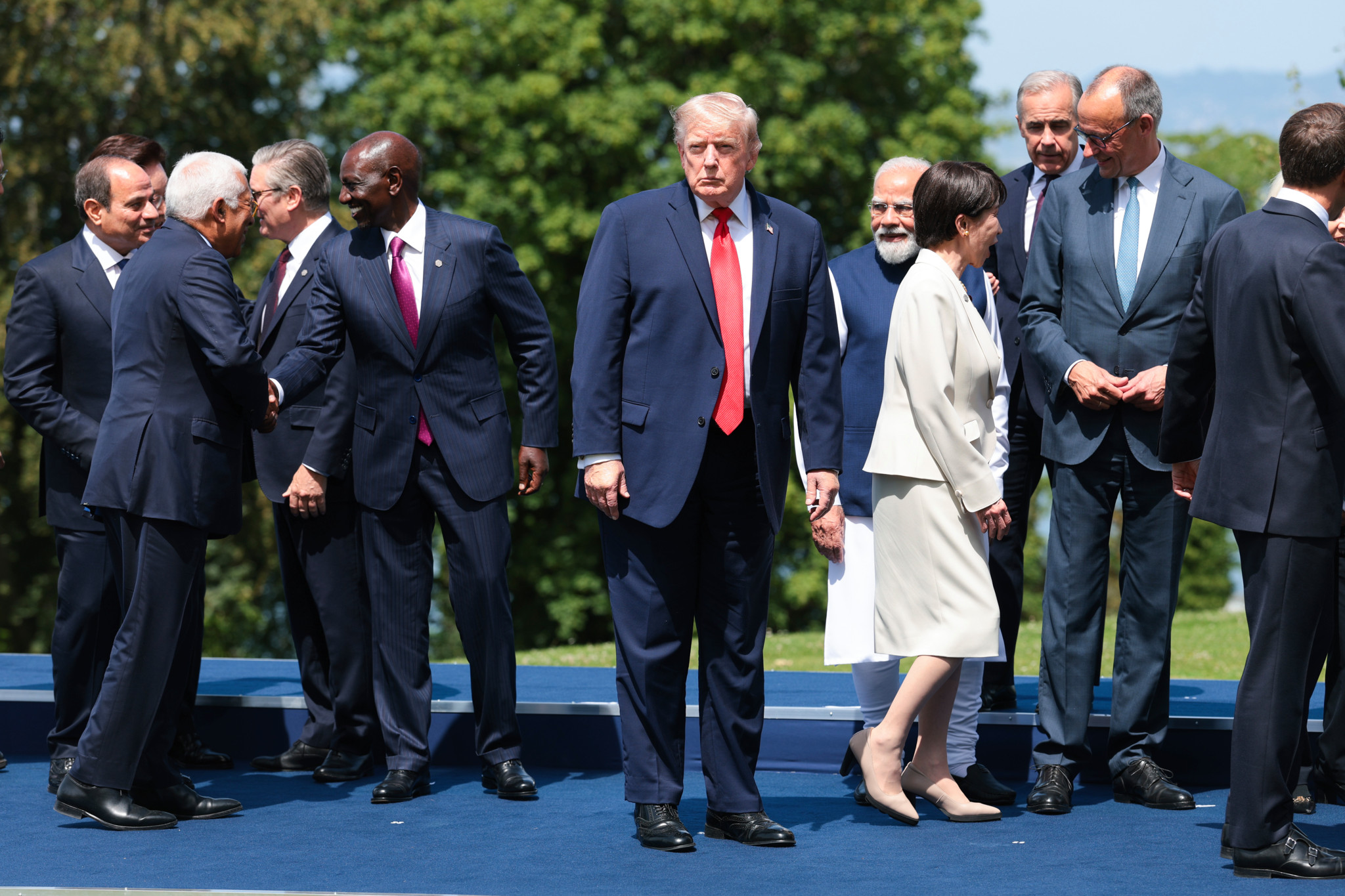 Donald Trump au centre de la photo de famille du G7 à Evian-les-Bains, entouré de dirigeants mondiaux, le 16 juin 2026.