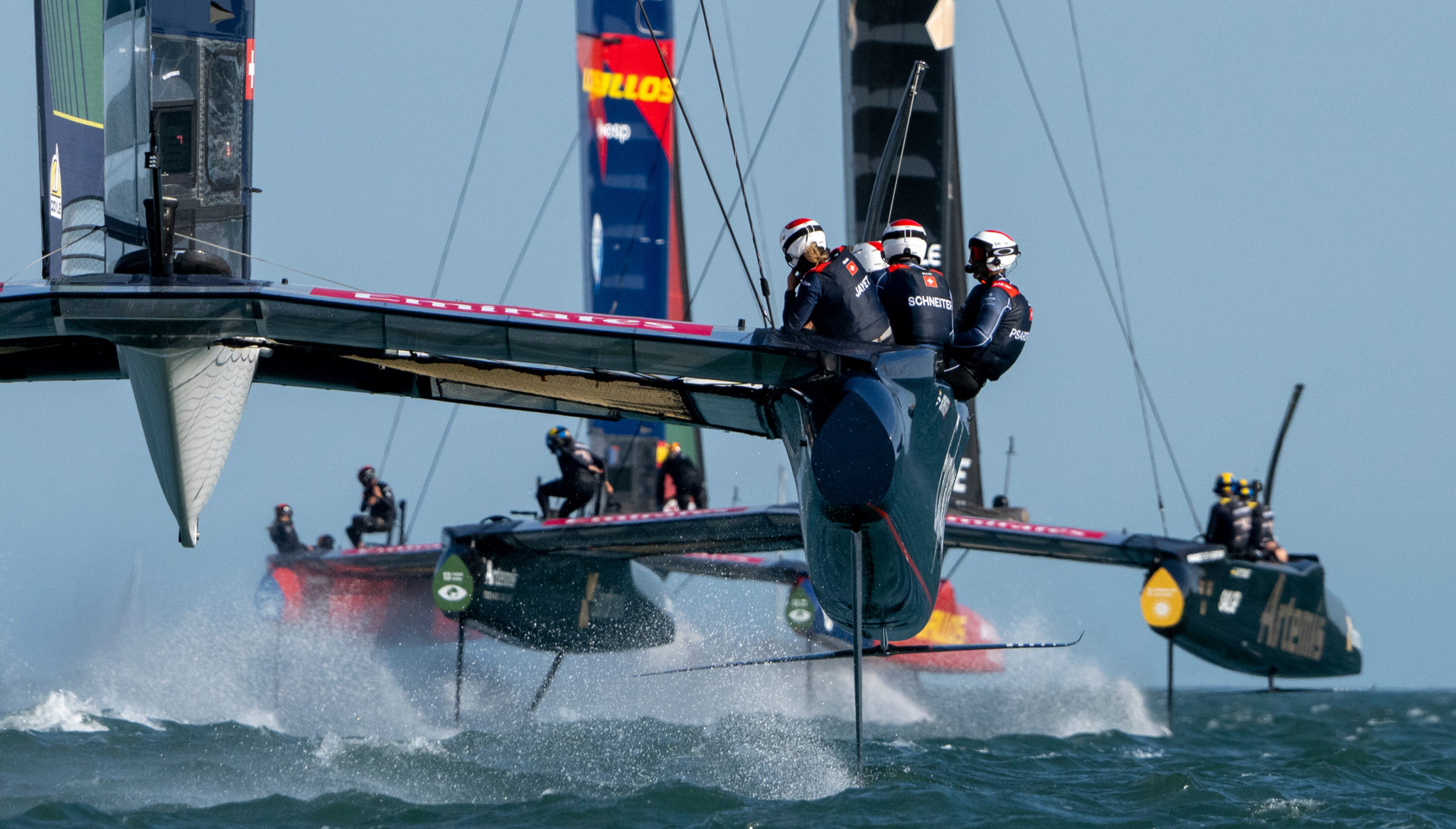 Sébastien Schneiter aux commandes du team suisse Explora Journeys SailGP course derrière Artemis et Los Gallos à Portsmouth, SailGP 2026.