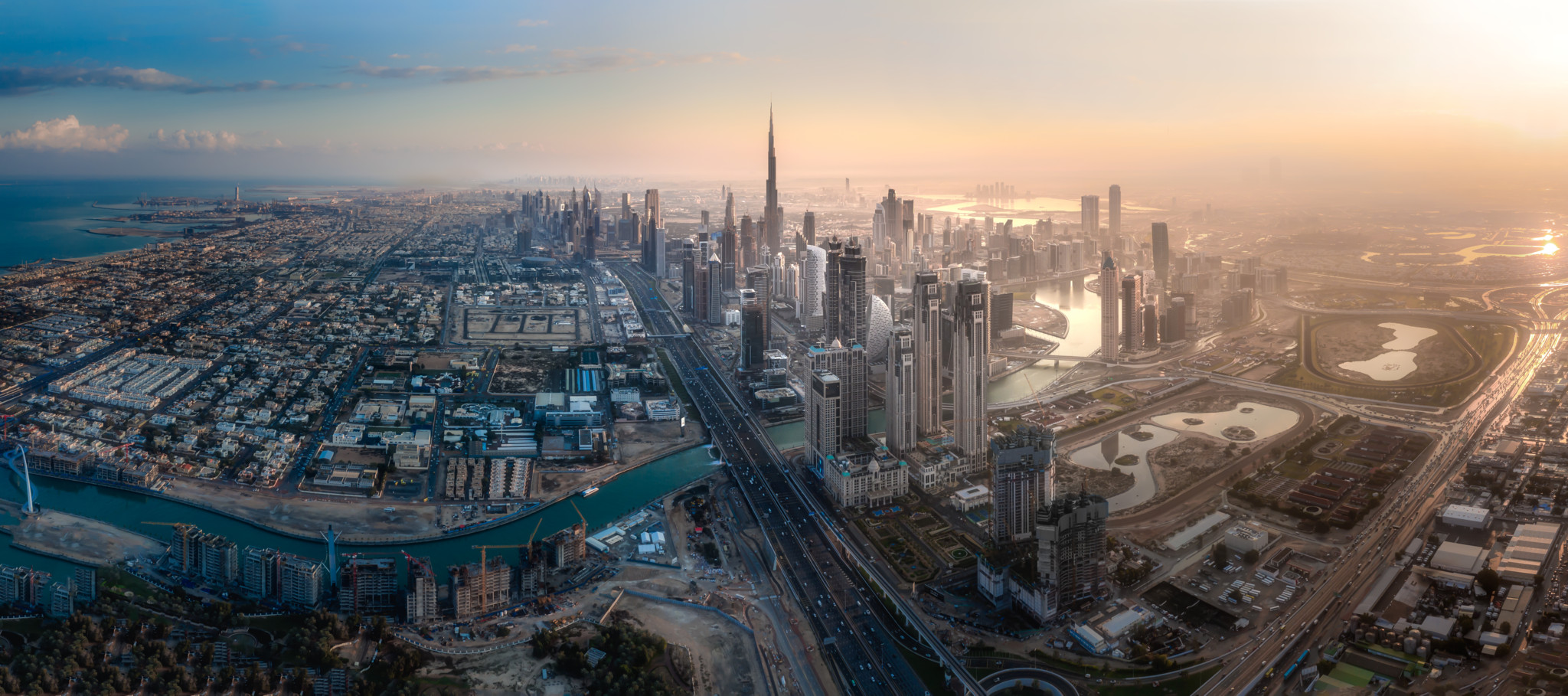 Vue panoramique de Dubaï au coucher du soleil, avec ses gratte-ciels emblématiques et ses voies navigables, située aux Émirats arabes unis.