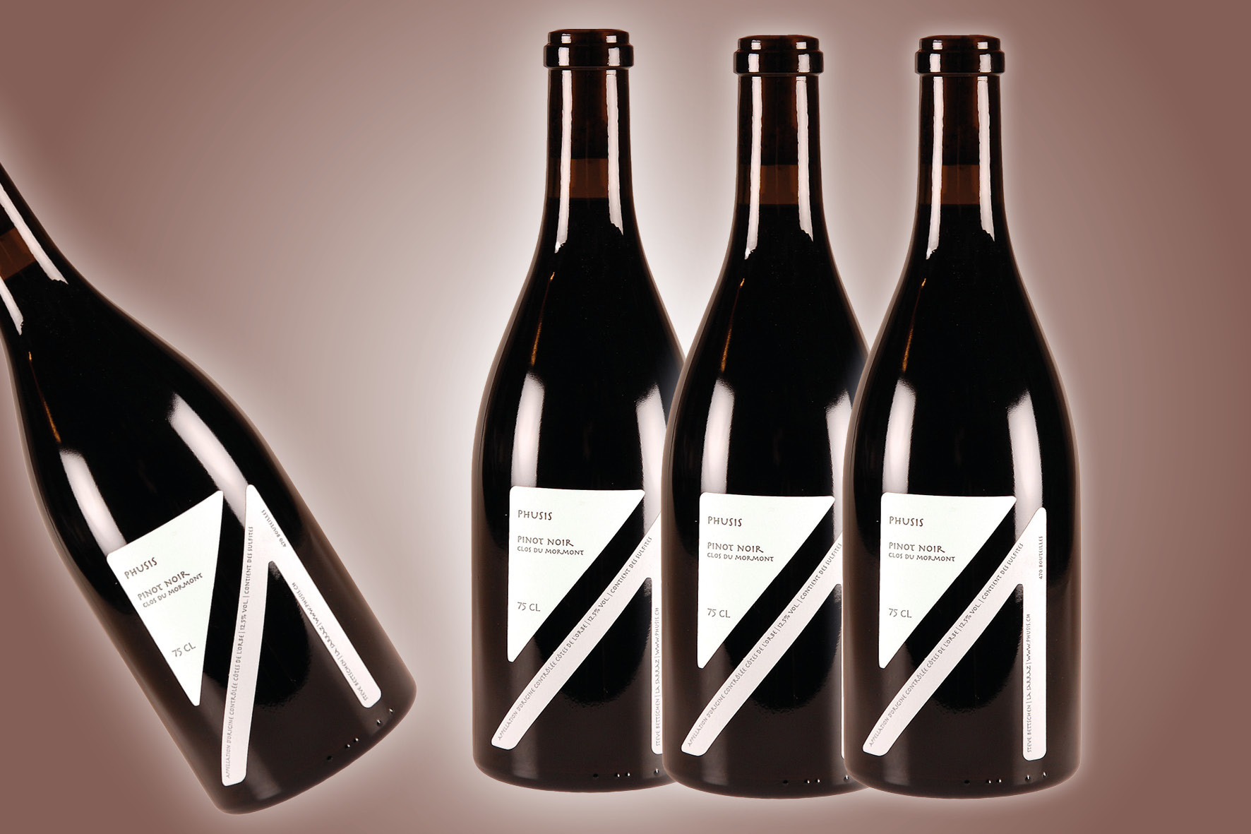 Quatre bouteilles de vin rouge Pinot Noir au design élégant avec étiquettes blanches et noires, sur fond rosé.
