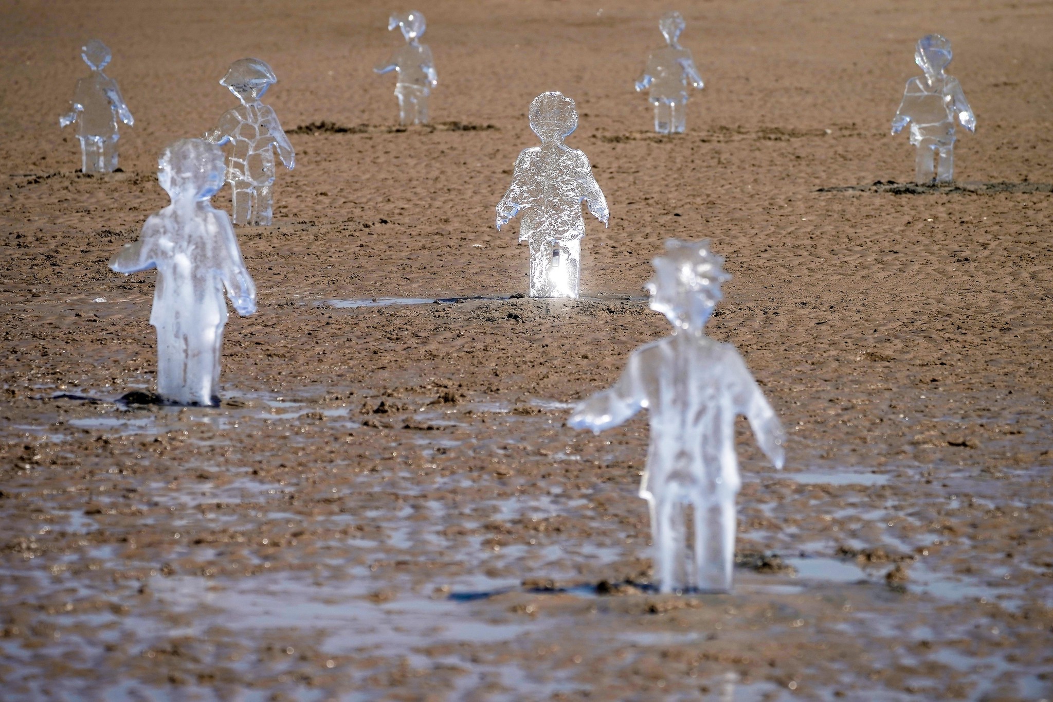 Oeuvre d’art du collectif britannique Sand in Your Eye, installée sur une plage du Merseyside en prévision de la COP26 qui s’est tenue en novembre 2021 à Glasgow. Les artistes demandent aux leaders mondiaux un bilan carbone neutre à l’horizon 2050.