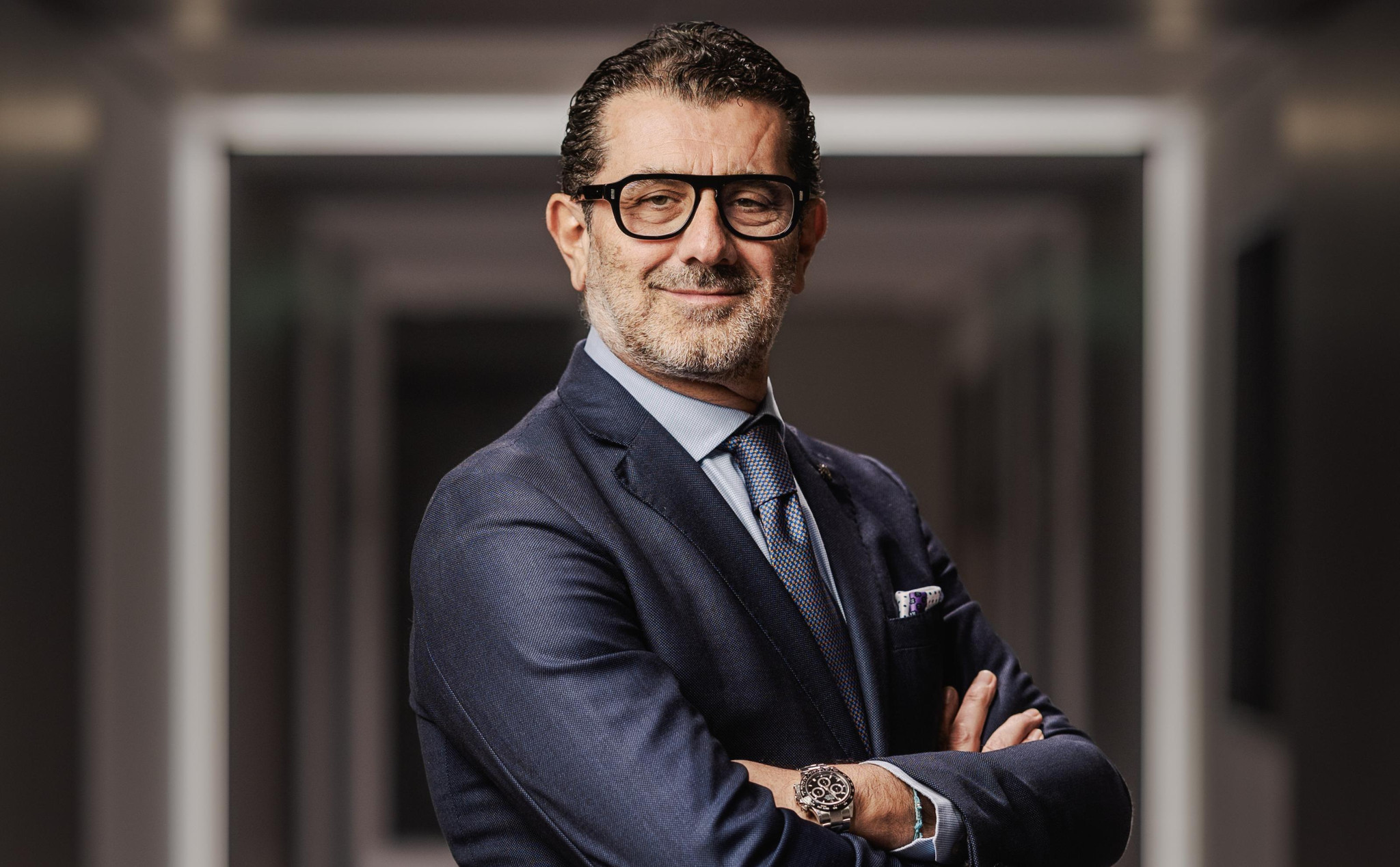 Gianni Onorato, CEO de MSC Cruises, posant dans un couloir moderne à Genève.