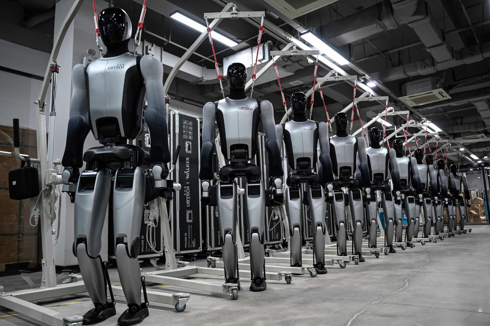 Une rangée de robots humanoïdes alignés dans le laboratoire d’UQI, filiale d’UBTECH, à Wuxi, en Chine.
