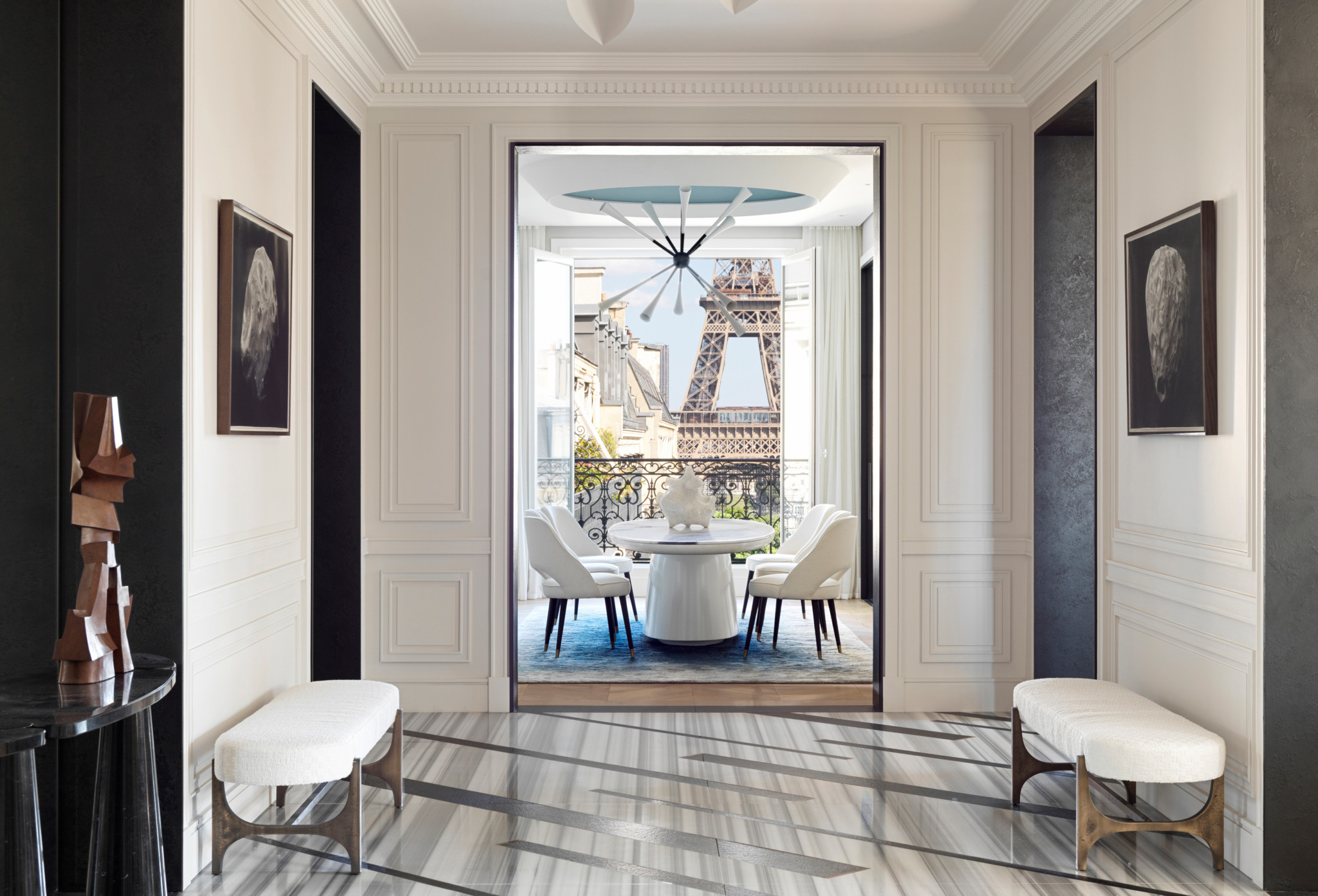 Élégant couloir parisien en blanc avec vue sur la Tour Eiffel, salle à manger moderne aux chaises blanches et lustre design