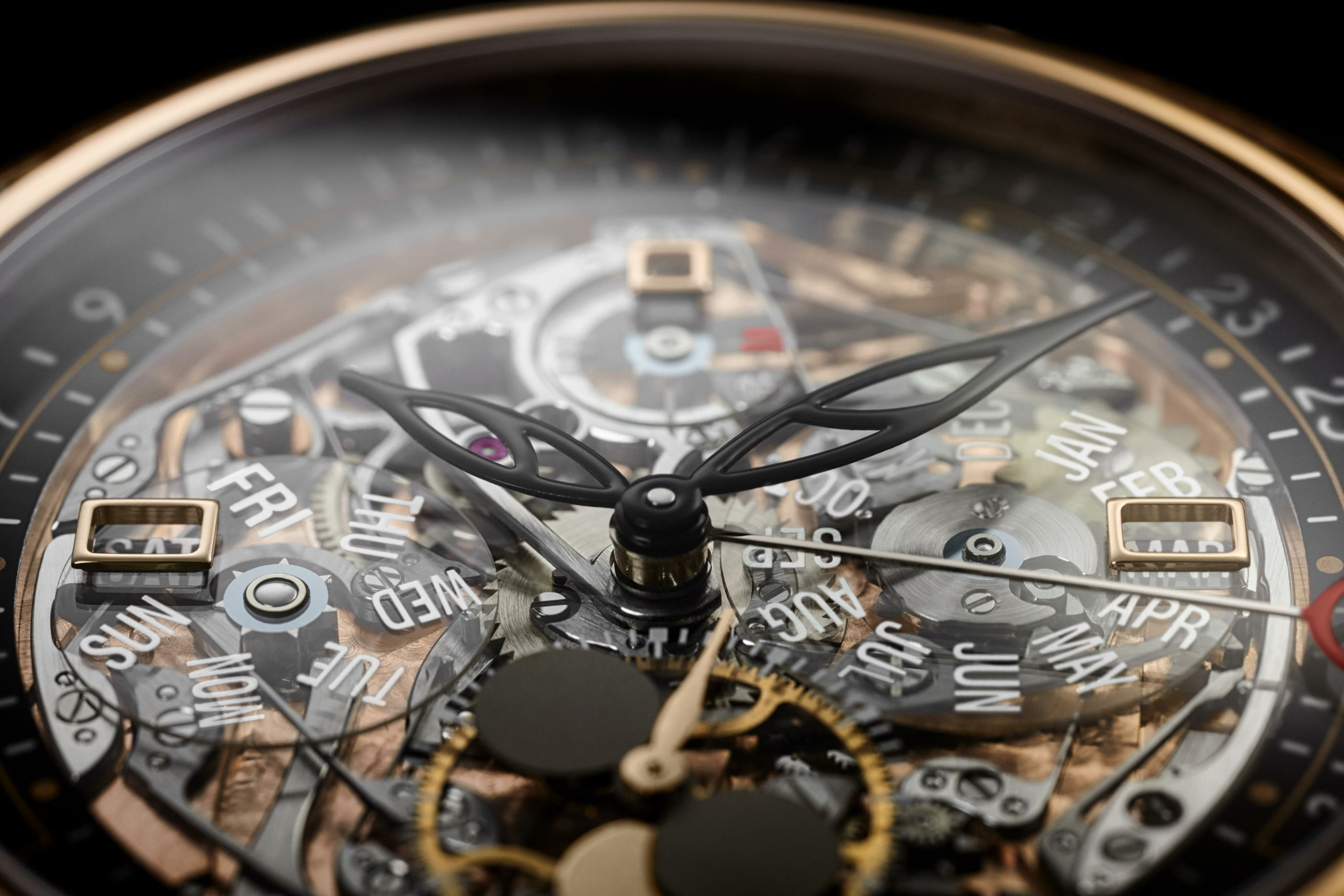 Gros plan sur une montre Patek Philippe 5304/301R_001, montrant des détails complexes du cadran avec des indications mensuelles et journalières.