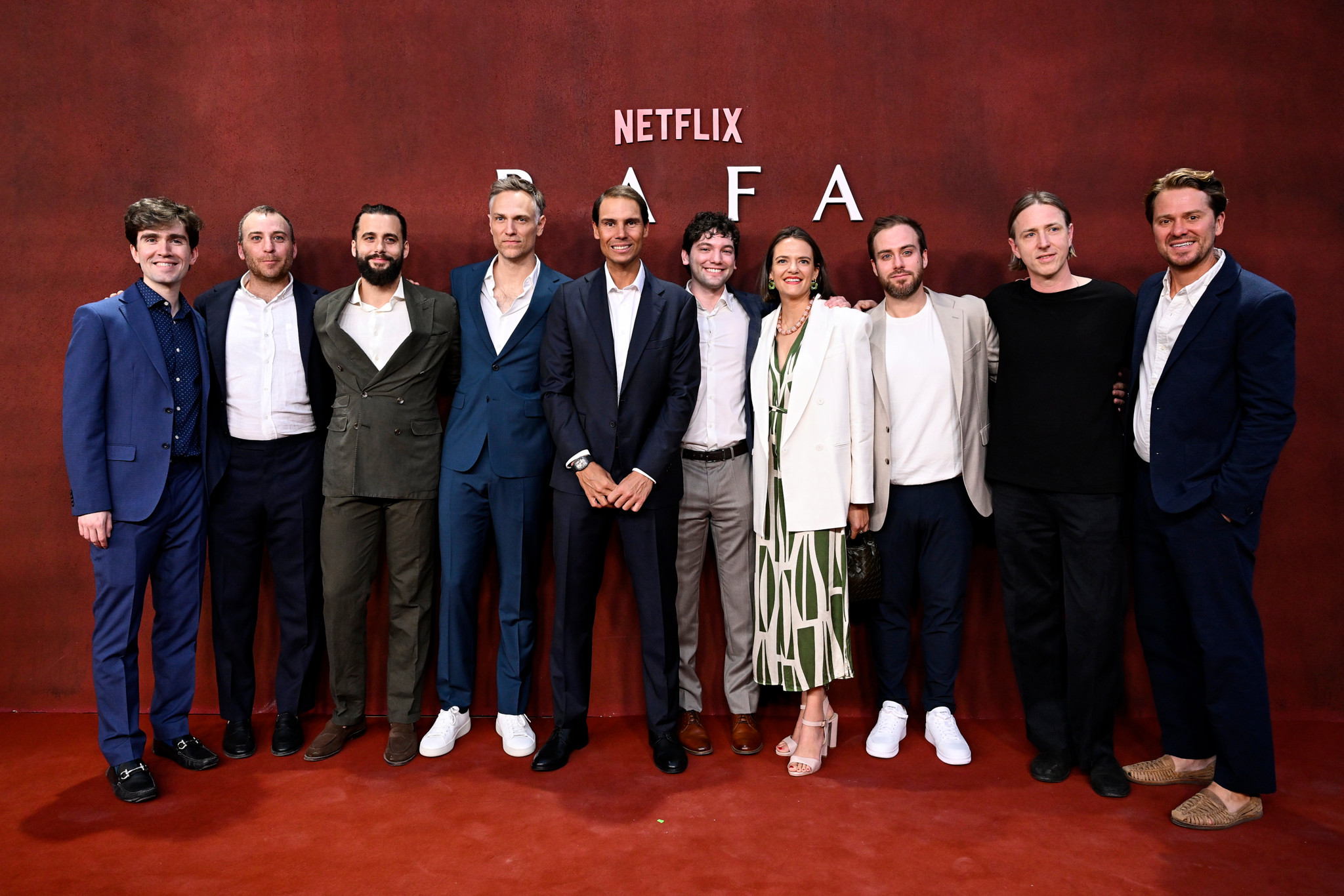 Rafa Nadal et Zach Heinzerling entourés de l’équipe Skydance lors de la première mondiale du documentaire Netflix ’RAFA’ à Madrid