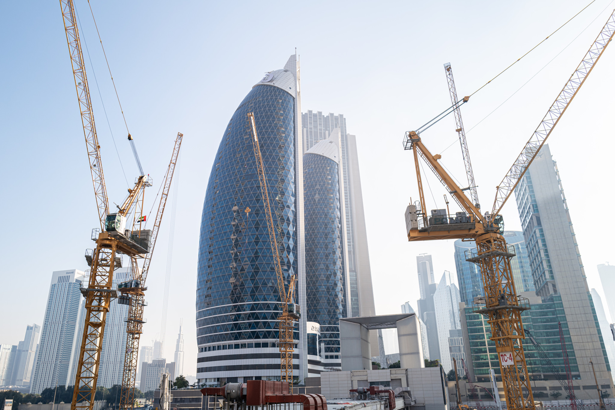 Grues de construction encadrant les gratte-ciels modernes du Dubai International Financial Centre (DIFC), Émirats arabes unis.