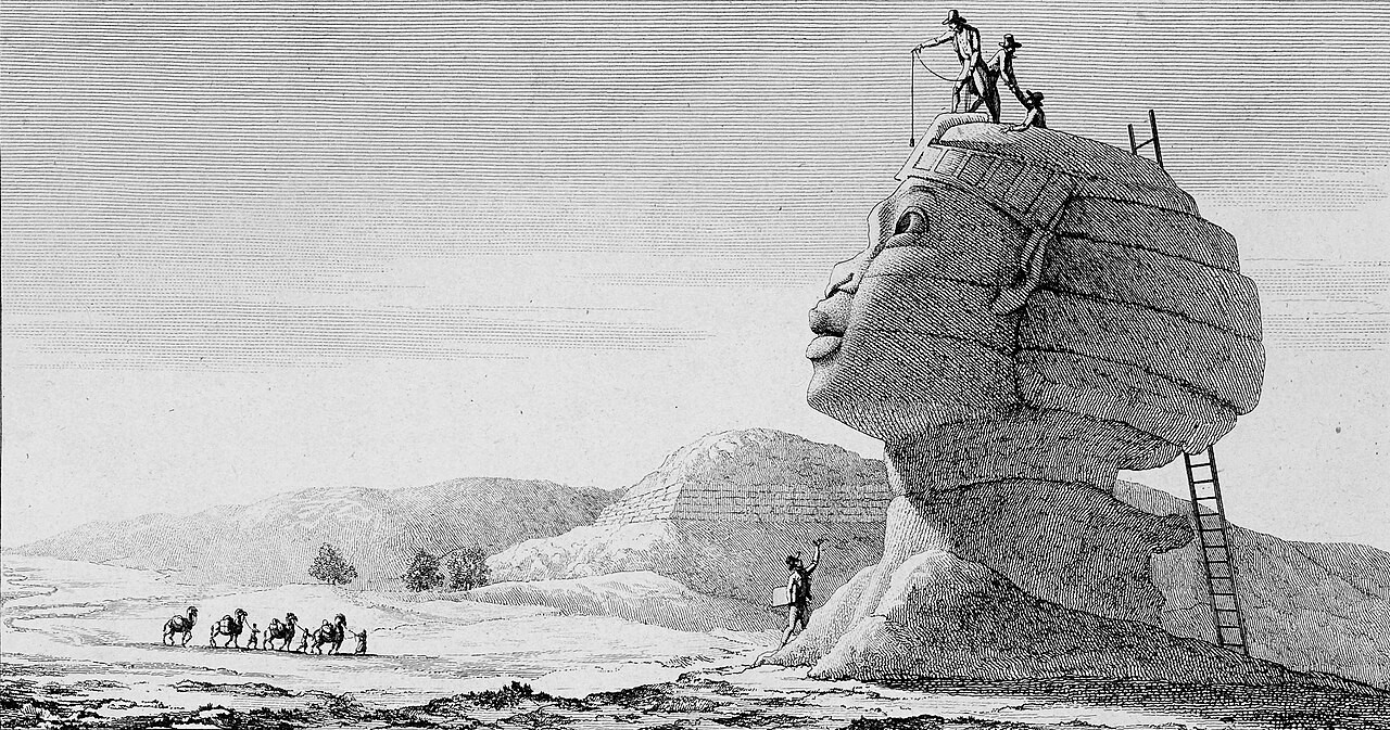Gravure ancienne représentant le Sphinx de Gizeh avec des explorateurs au sommet, une échelle appuyée contre sa tête et des chameaux au loin.
