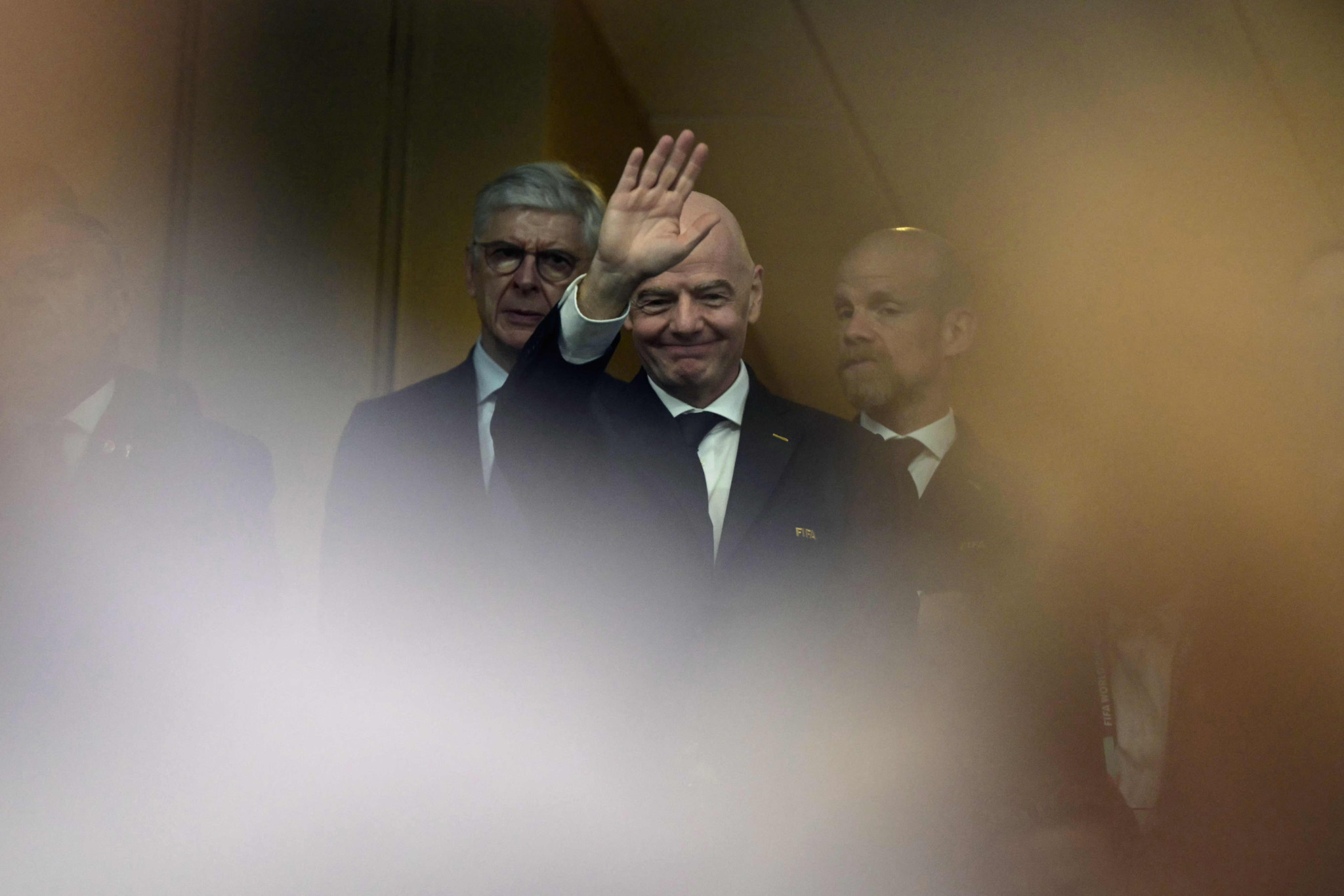 Le président de la FIFA Gianni Infantino salue de la main dans les tribunes avant la demi-finale de la Coupe du Monde 2026 entre l’Angleterre et l’Argentine à Atlanta.