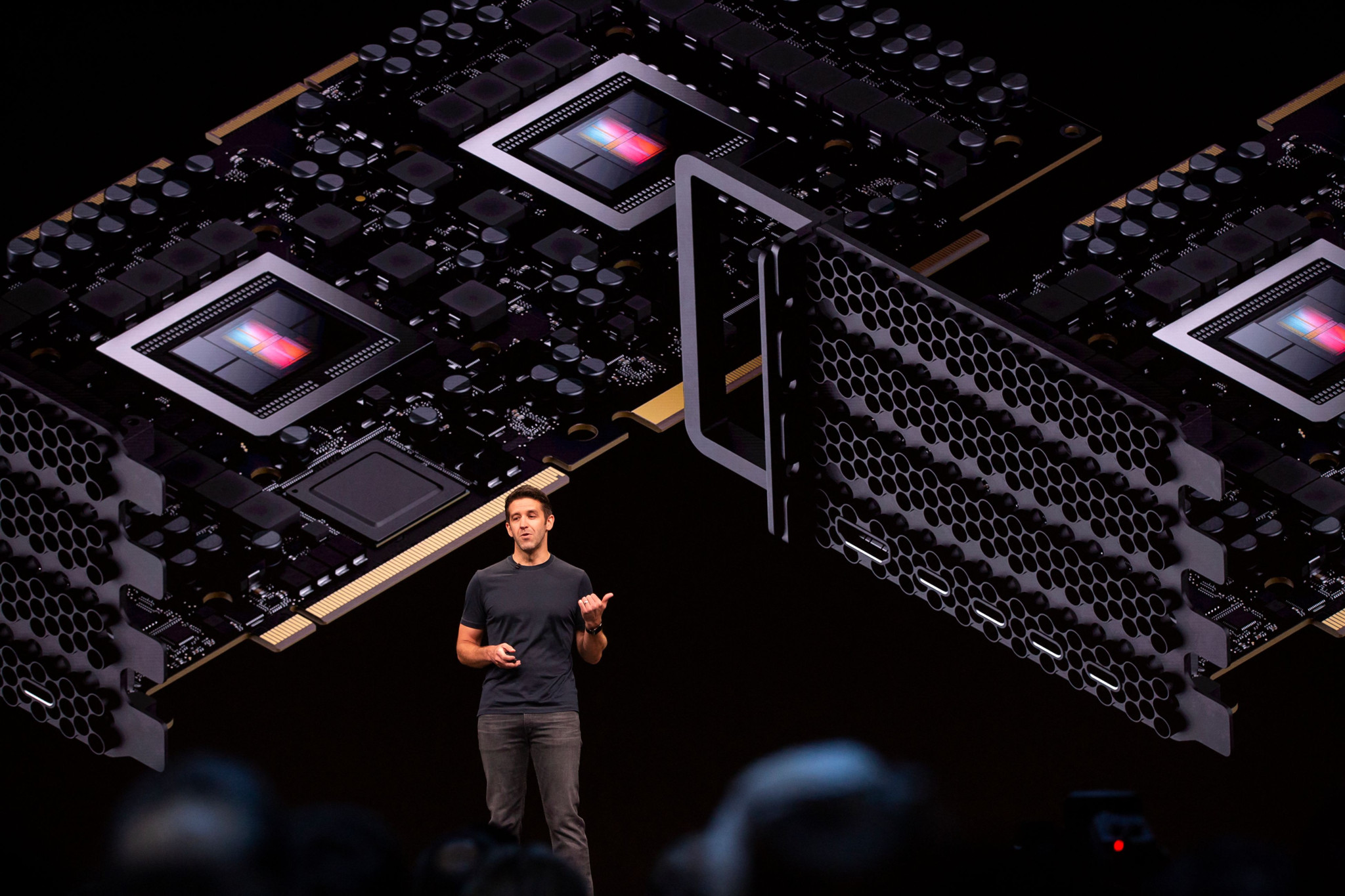 John Ternus, vice-président d’Apple, présente le matériel interne du Mac Pro lors de la WWDC 2019 à San Jose, Californie.