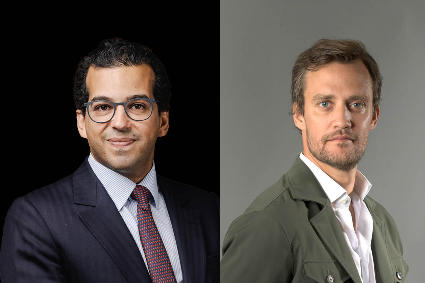 Deux hommes en tenue professionnelle posant sur fond uni, l’un en costume et cravate, l’autre en veste décontractée.