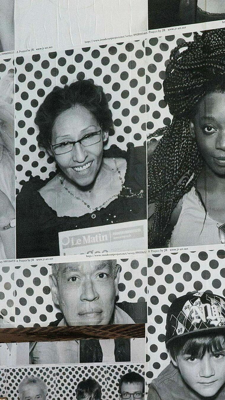 Collage de portraits en noir et blanc de personnes diverses sur fond à pois, avec un exemplaire du journal ’Le Matin’ visible.