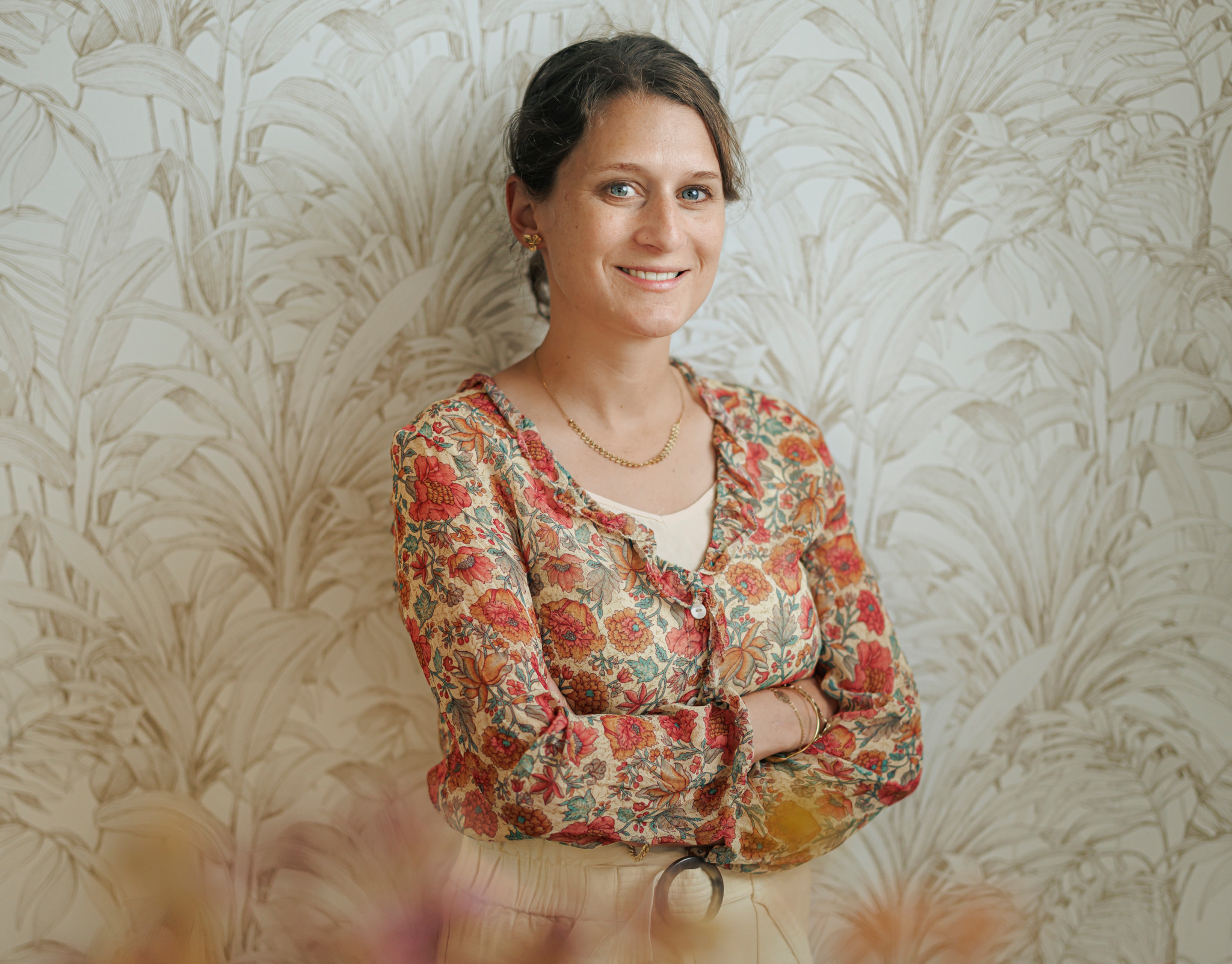 Géraldine Juge, directrice des Pompes Funèbres Other Ways, pose les bras croisés dans son bureau à Carouge, Genève.