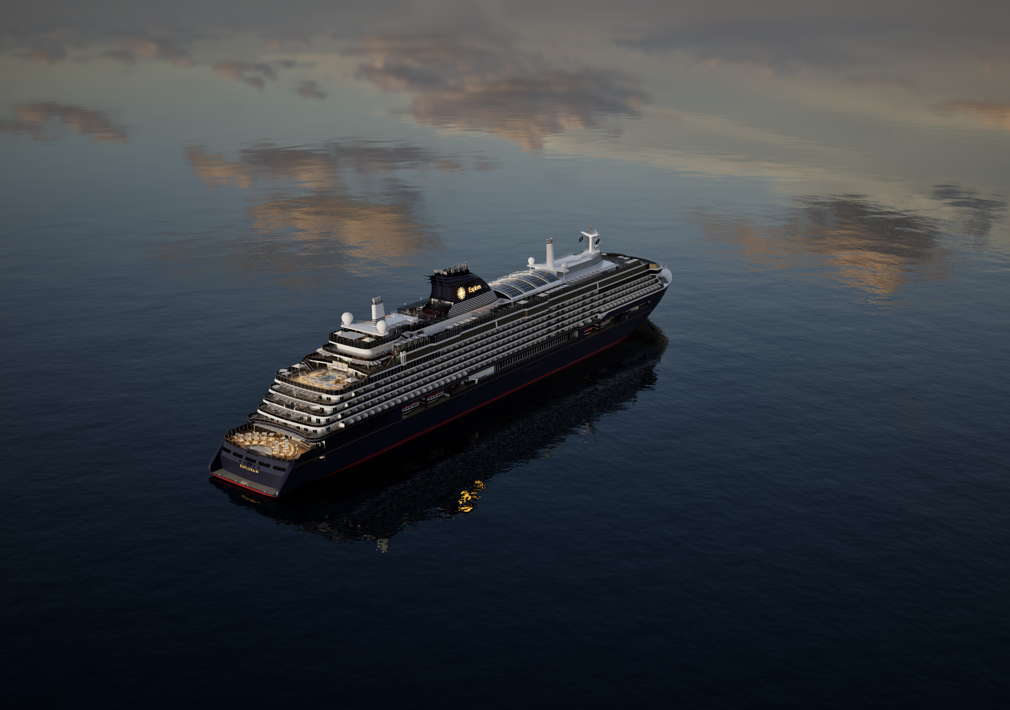 Grand paquebot de croisière naviguant sur une mer calme au crépuscule, avec un ciel nuageux aux reflets dorés.