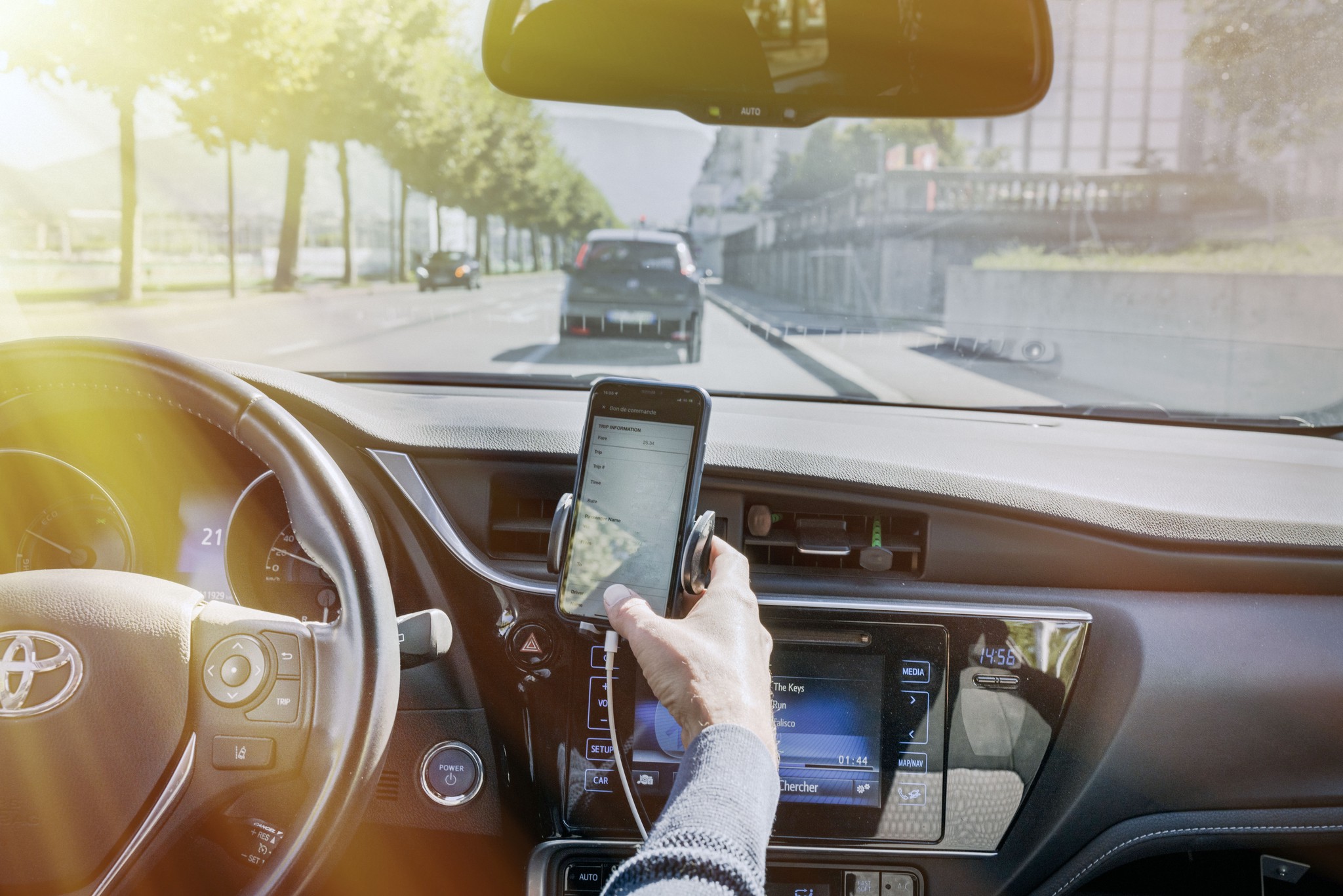 Au départ, il enchaîne les courses, même lorsque le tarif est peu intéressant. La plateforme est réputée bannir les chauffeurs, de manière temporaire puis définitive, après un trop grand nombre de refus.