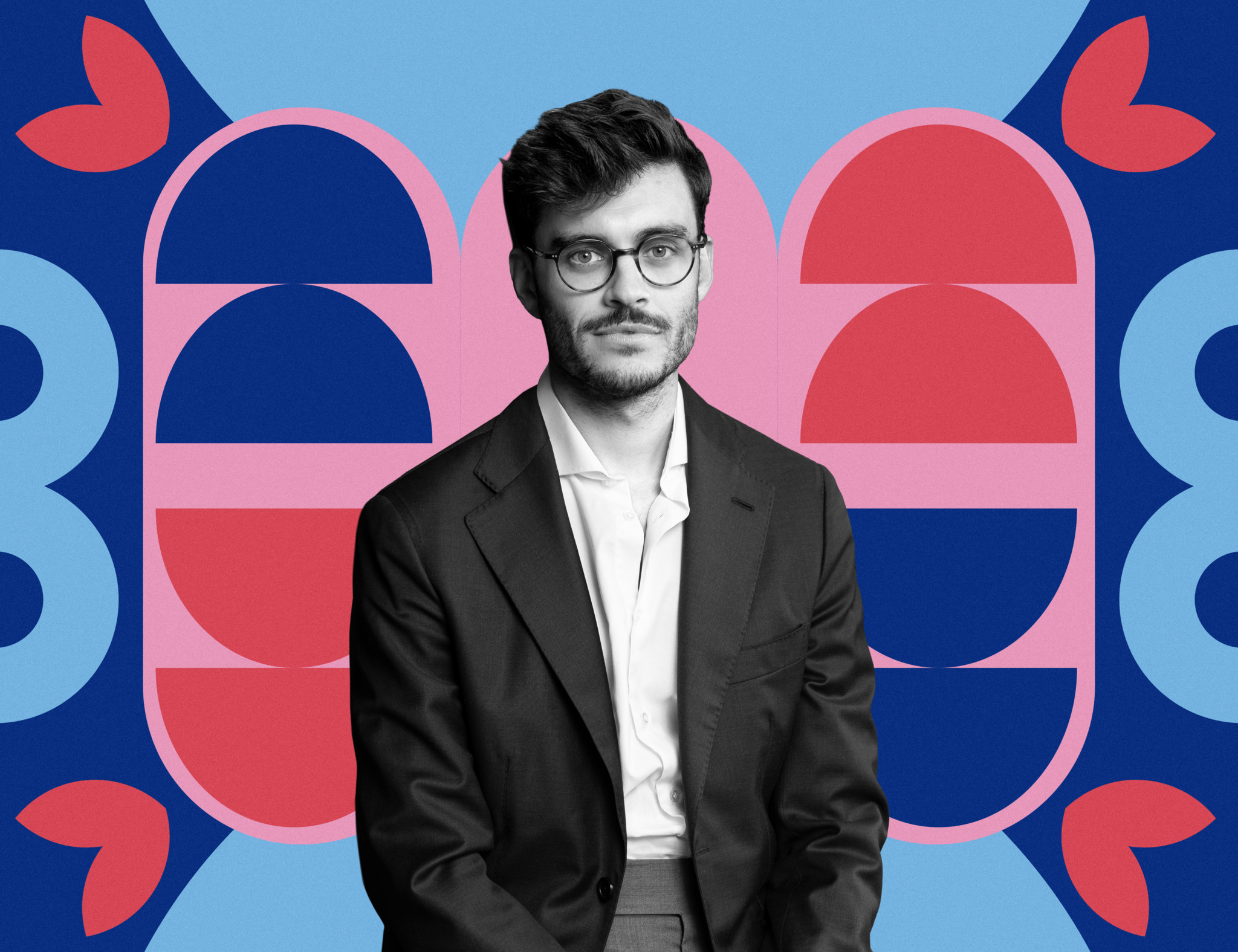 Jeune homme en veste sombre et lunettes rondes, posant devant un fond graphique coloré aux formes géométriques roses, bleues et rouges.