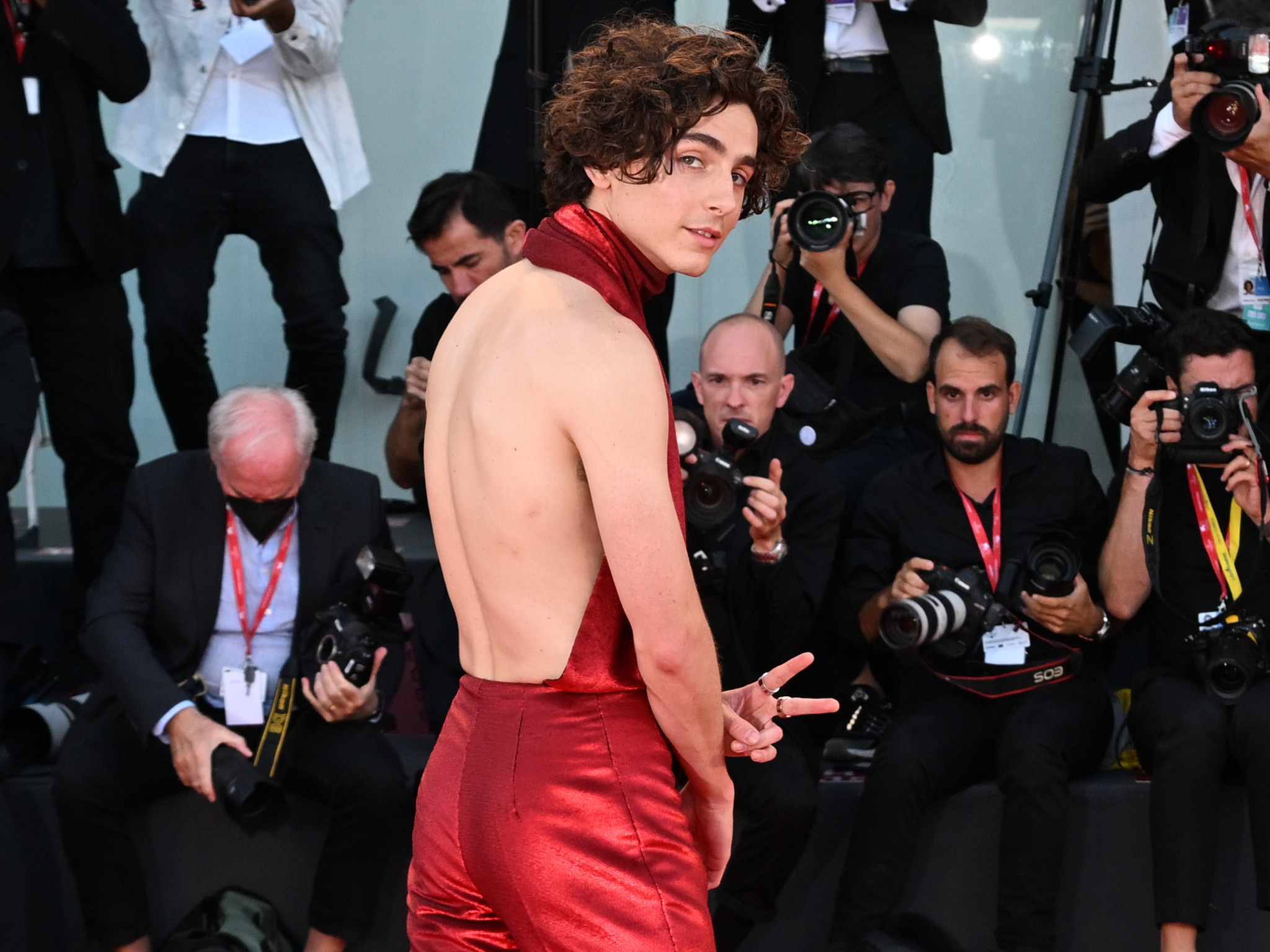 Timothée Chalamet en combinaison rouge dos nu sur le tapis rouge de ’Bones and All’ à la 79e Mostra de Venise, 2022.