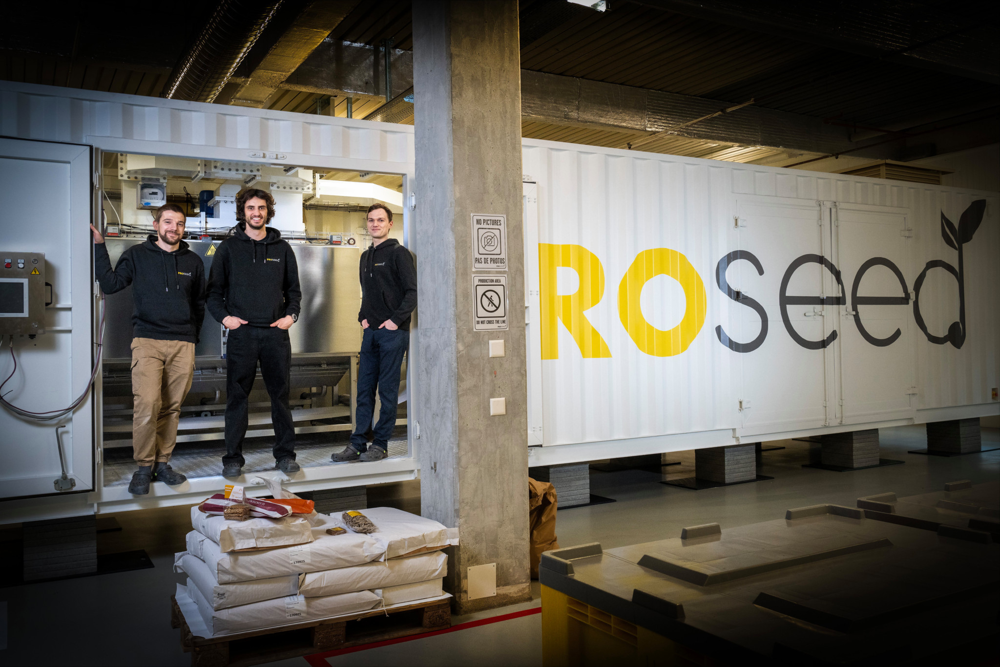 Équipe de la startup ProSeed devant une unité de production mobile de recyclage des déchets alimentaires à Martigny.