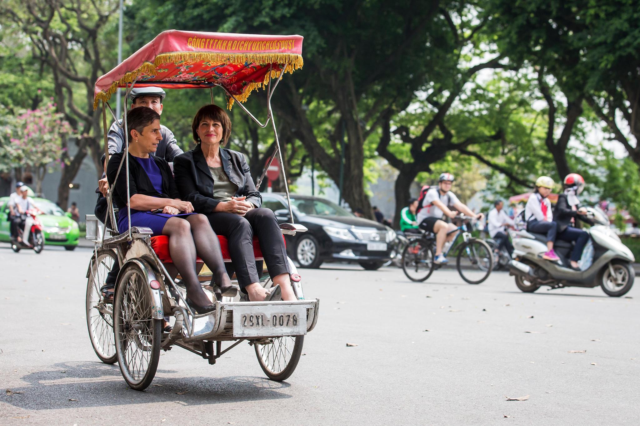 La conseillère fédérale Doris Leuthard lors d’un déplacement au Vietnam en 2018, accompagnée de l’ambassadrice suisse Beatrice Maser Mallor.